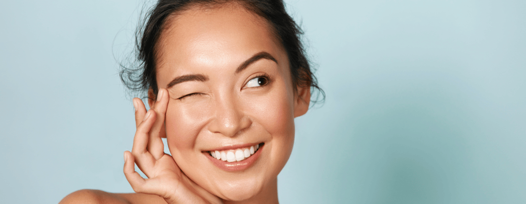 Frau Lacht, ein Auge zugedrückt