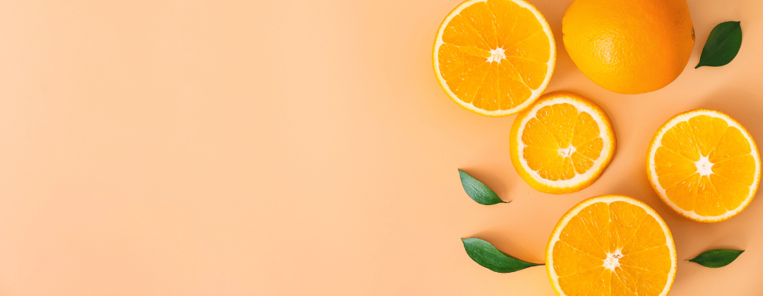 Orangen aufgeschnitten auf rosa Hintergrund