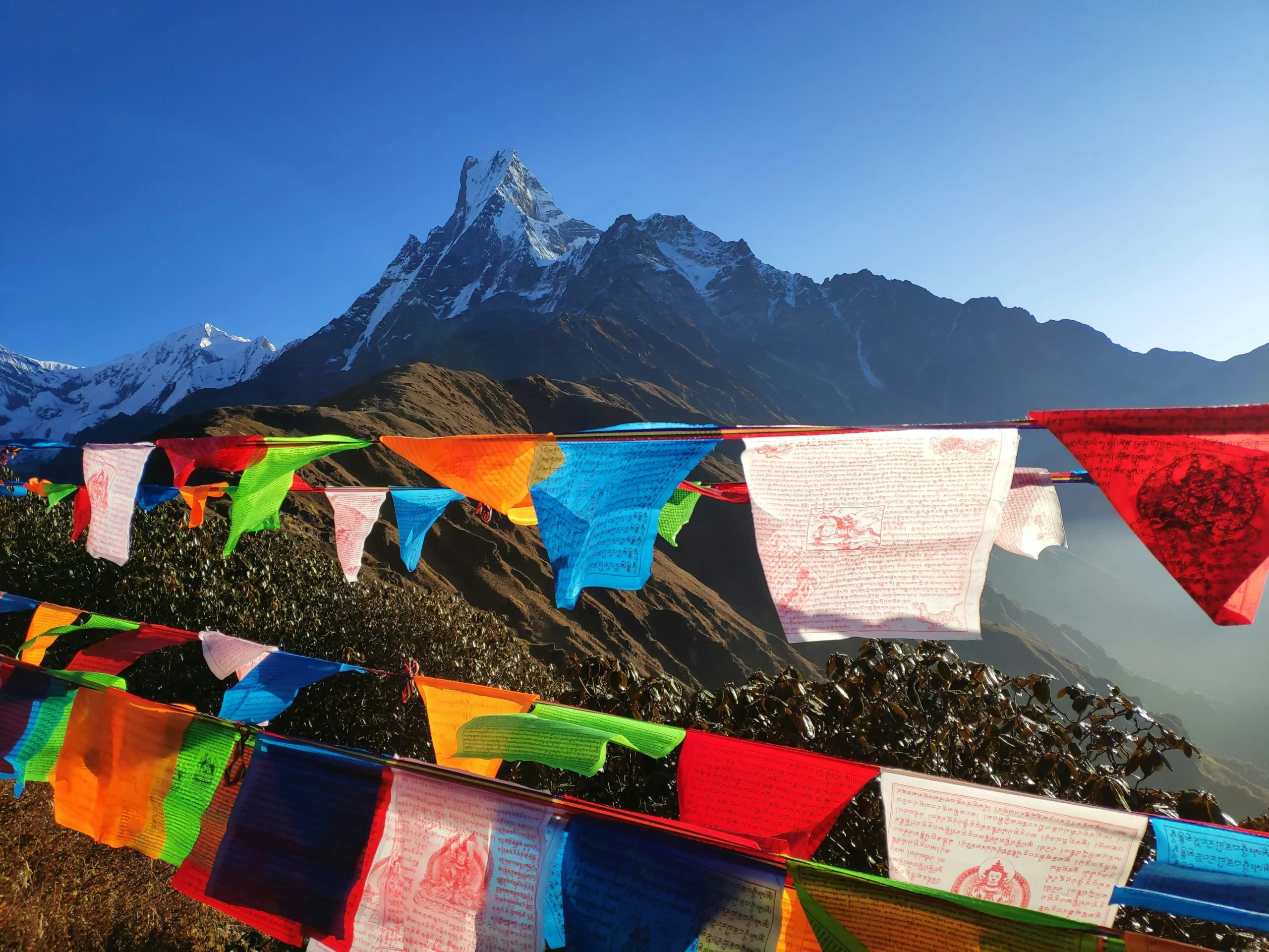 Himalayagebirge, im Vordergrund die bekannten farbigen Fähnchen