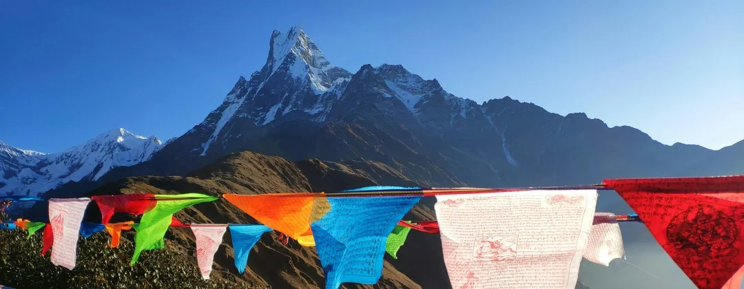 Himalaya im Hintergrund, vorne die berühmten farbigen Fähnchen