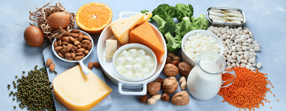 Calciumreiche Lebensmittel wie Käse, Gemüse und Nüsse