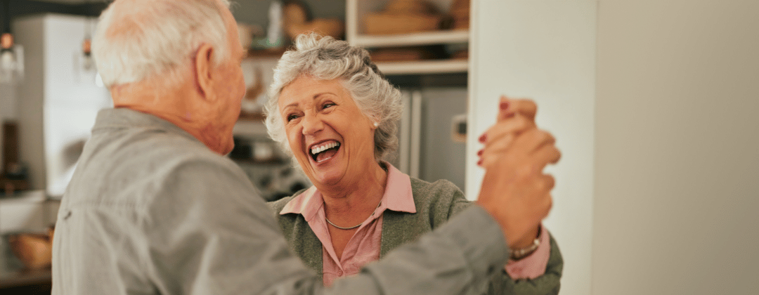 Älteres Paar tanzt, Frau strahlt