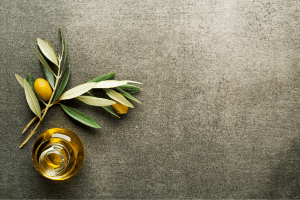 Oliven und Olivenöl im Glas