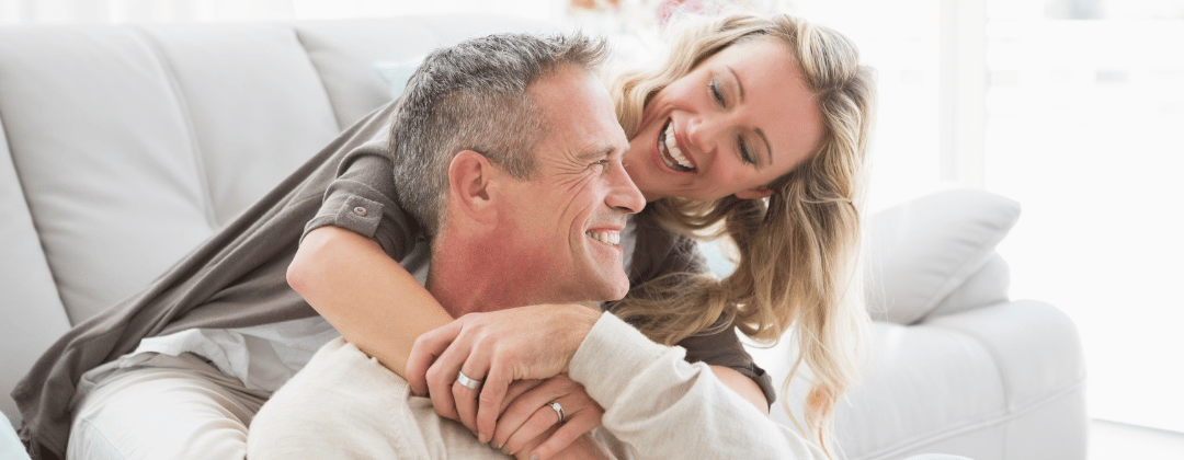 Glückliches Paar, beide Lachen