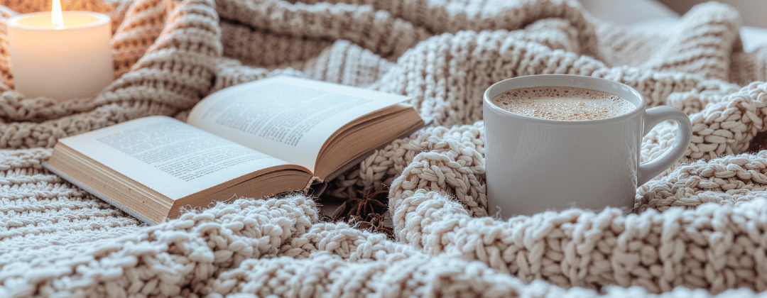 Entspannung zur natürlichen Cortisolsenkung – Buch, warme Schokolade und Kerzenlicht