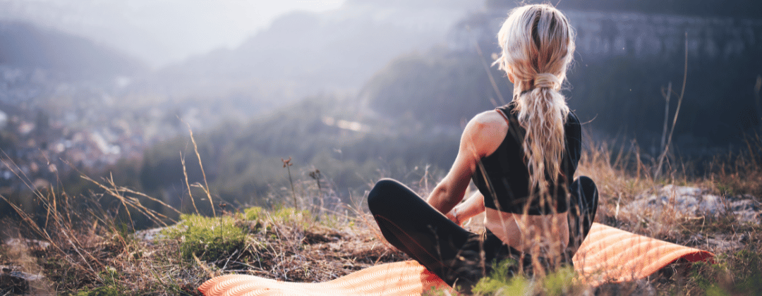 Frau beim Yoga zur natürlichen Cortisolsenkung
