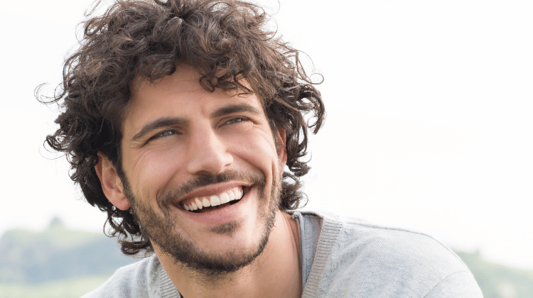 Mann mit schönen, gesunden Haaren