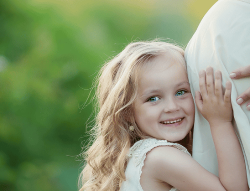 Folsäure in der Schwangerschaft: Blondes Mädchen umarmt schwangere Mama