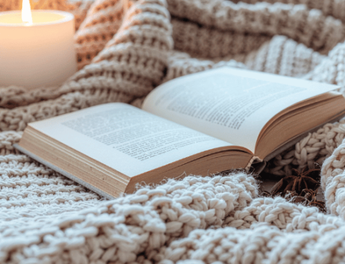 Entspannung zur natürlichen Cortisolsenkung – Buch, warme Schokolade und Kerzenlicht