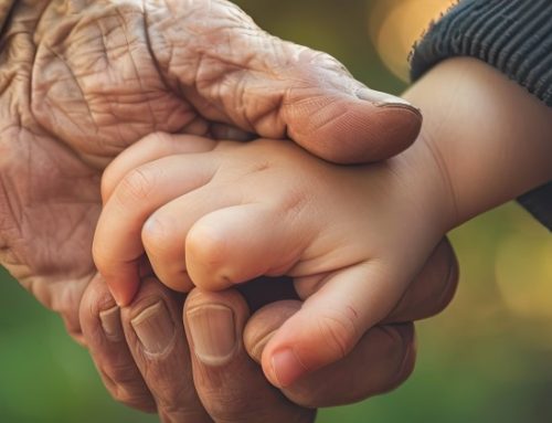 Kinderhand und ältere Hand halten sich