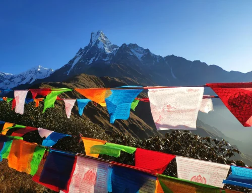 Himalayagebirge, im Vordergrund die bekannten farbigen Fähnchen