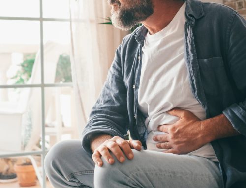 Mann hält Bauch, Bauschmerzen