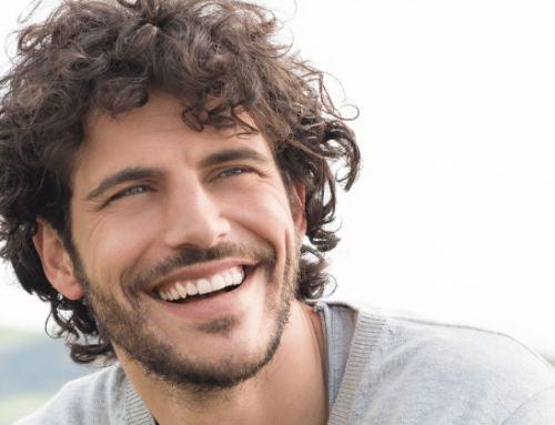 Mann mit schönen, gesunden Haaren