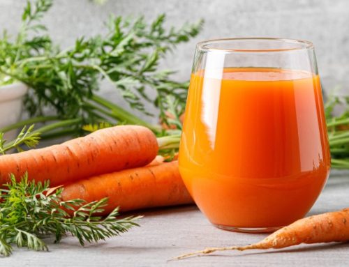 Karottensaft und Karotten auf einem Tisch