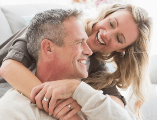 Glückliches Paar, beide Lachen